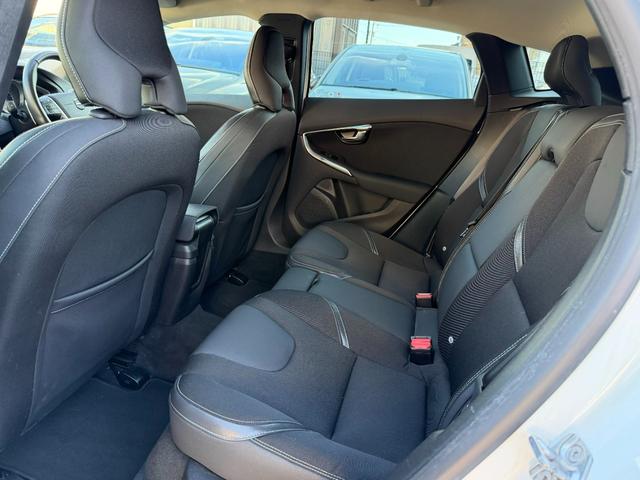 Ｖ４０ Ｄ４　モメンタム　半年保証付　アイシン８速オートマ　ナビ　バックカメラ　地デジ　衝突軽減システム　アダプティブクルーズコントロール　運転席パワーシート　純正１７インチアルミ　ＥＴＣ　スマートキー　前後ドライブレコーダー（27枚目）