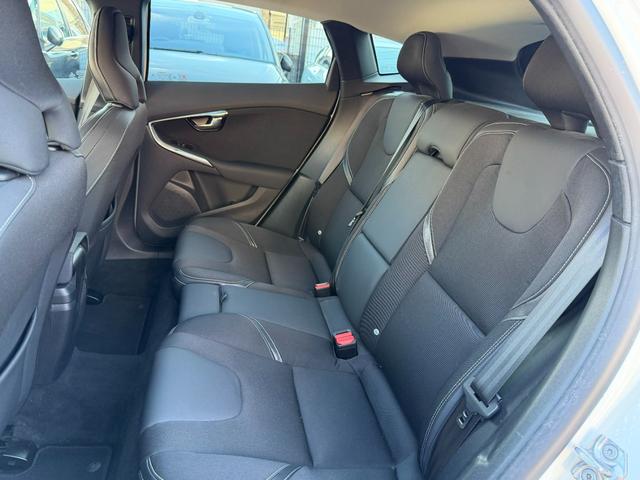 Ｖ４０ Ｄ４　モメンタム　半年保証付　アイシン８速オートマ　ナビ　バックカメラ　地デジ　衝突軽減システム　アダプティブクルーズコントロール　運転席パワーシート　純正１７インチアルミ　ＥＴＣ　スマートキー　前後ドライブレコーダー（28枚目）