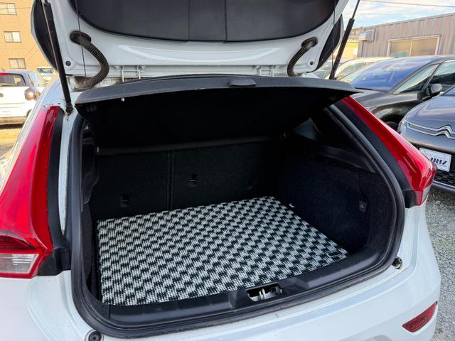 Ｖ４０ Ｄ４　モメンタム　半年保証付　アイシン８速オートマ　ナビ　バックカメラ　地デジ　衝突軽減システム　アダプティブクルーズコントロール　運転席パワーシート　純正１７インチアルミ　ＥＴＣ　スマートキー　前後ドライブレコーダー（29枚目）