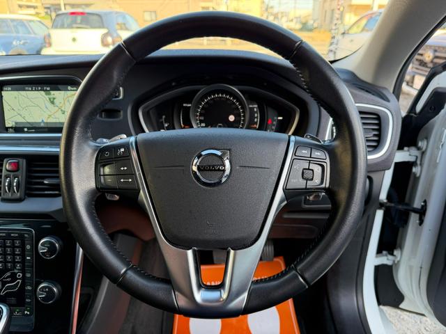 Ｖ４０ Ｄ４　モメンタム　半年保証付　アイシン８速オートマ　ナビ　バックカメラ　地デジ　衝突軽減システム　アダプティブクルーズコントロール　運転席パワーシート　純正１７インチアルミ　ＥＴＣ　スマートキー　前後ドライブレコーダー（30枚目）