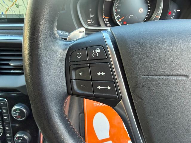 Ｖ４０ Ｄ４　モメンタム　半年保証付　アイシン８速オートマ　ナビ　バックカメラ　地デジ　衝突軽減システム　アダプティブクルーズコントロール　運転席パワーシート　純正１７インチアルミ　ＥＴＣ　スマートキー　前後ドライブレコーダー（31枚目）