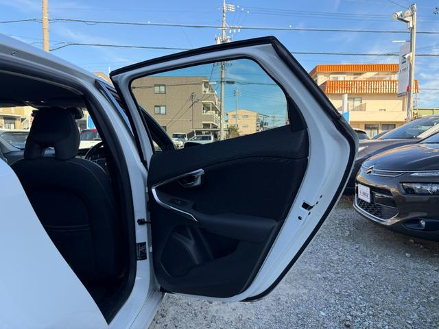 Ｖ４０ Ｄ４　モメンタム　半年保証付　アイシン８速オートマ　ナビ　バックカメラ　地デジ　衝突軽減システム　アダプティブクルーズコントロール　運転席パワーシート　純正１７インチアルミ　ＥＴＣ　スマートキー　前後ドライブレコーダー（52枚目）