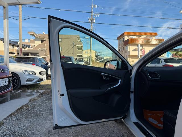 Ｖ４０ Ｄ４　モメンタム　半年保証付　アイシン８速オートマ　ナビ　バックカメラ　地デジ　衝突軽減システム　アダプティブクルーズコントロール　運転席パワーシート　純正１７インチアルミ　ＥＴＣ　スマートキー　前後ドライブレコーダー（53枚目）