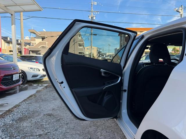 Ｖ４０ Ｄ４　モメンタム　半年保証付　アイシン８速オートマ　ナビ　バックカメラ　地デジ　衝突軽減システム　アダプティブクルーズコントロール　運転席パワーシート　純正１７インチアルミ　ＥＴＣ　スマートキー　前後ドライブレコーダー（54枚目）