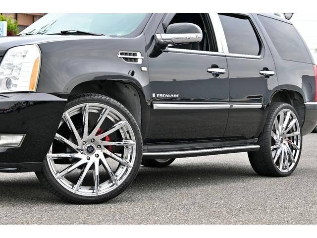 キャデラックエスカレード ラグジュアリー　クライメイトパッケージ　２００７ｙモデル　新車並行　実走行オートチェック付　サンルーフ　黒本革シート　セカンドベンチシート１ナンバー５人乗り　ＢＬＡＤＥクローム２６インチホイール　フルセグＴＶナビ（3枚目）