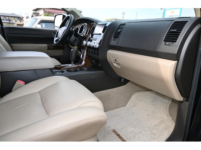 タンドラ クルーマックス　ＳＲ５　２００７ｙモデル　切替式４ＷＤ　ベージュレザーシート　ＳＮＵＧ　ＴＯＰキャンパーシェル　ベッドライナー　フルセグＴＶナビ　ポケットスタイルオーバーフェンダー　後席リクライニング　バックカメラ　キーレス（17枚目）