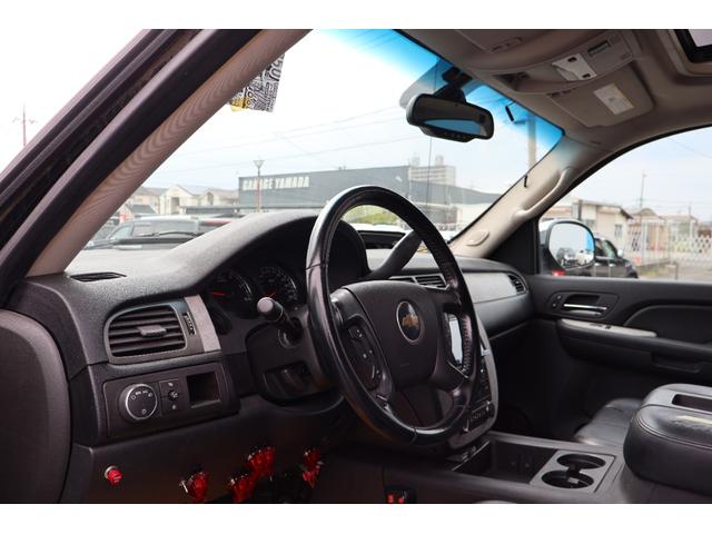シボレーアバランチ ＬＴＺ　２００７年モデル　サンルーフ　黒本革シート　リフトアップ　ブラックリノ２０インチホイール　３３ｘ１２．５０Ｒ２０マッドタイヤ　１ナンバー５人乗り　フルセグＴＶナビ　バックカメラ　ハードトノカバー（11枚目）