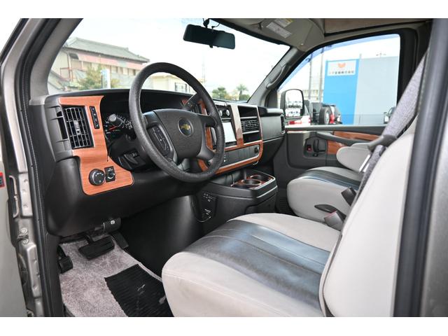 シボレーエクスプレス  ロードトレック170 ヴァーサタイル 2011年モデル 実走行証明書 オートチェック&カーFAX ジェネレーター エアコン 冷蔵庫 電子レンジ 2口コンロ サイドオーニング シンク 電動ソファーベッド(12枚目)