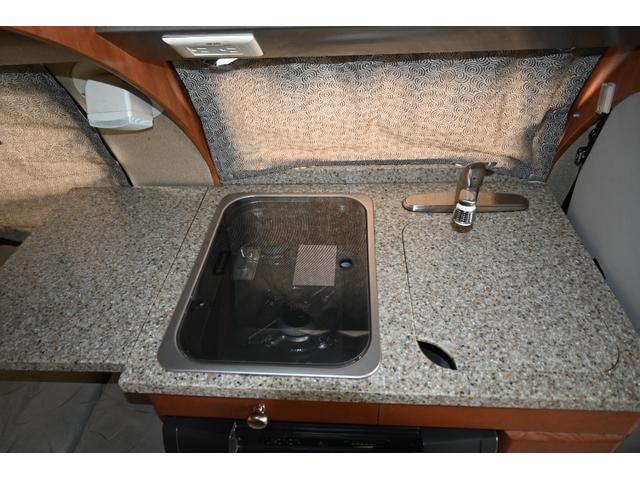 シボレーエクスプレス  ロードトレック170 ヴァーサタイル 2011年モデル 実走行証明書 オートチェック&カーFAX ジェネレーター エアコン 冷蔵庫 電子レンジ 2口コンロ サイドオーニング シンク 電動ソファーベッド(26枚目)