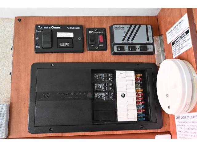 シボレーエクスプレス  ロードトレック170 ヴァーサタイル 2011年モデル 実走行証明書 オートチェック&カーFAX ジェネレーター エアコン 冷蔵庫 電子レンジ 2口コンロ サイドオーニング シンク 電動ソファーベッド(32枚目)