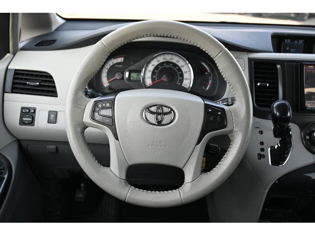 シエナ SE プリファードパッケージ サンルーフ 黒ハーフレザーシート パワーバックドア 純正19インチホイール キーレス フルセグTVナビ フロアマット パワーシート 2013yモデル ETC サイドバックカメラ(24枚目)