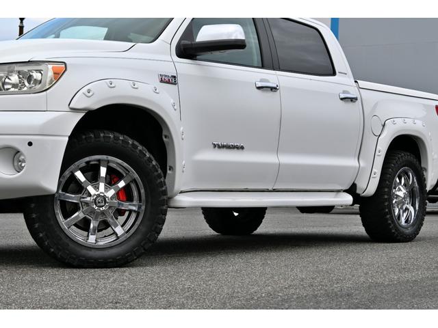 タンドラ クルーマックス リミテッド 4WD サンルーフ グレー本革シート ポケットスタイルオーバーフェンダー リフトアップ STORMクローム20インチホイール ハードトノカバー フローティングナビ フルセグTV バックカメラ ETC(3枚目)