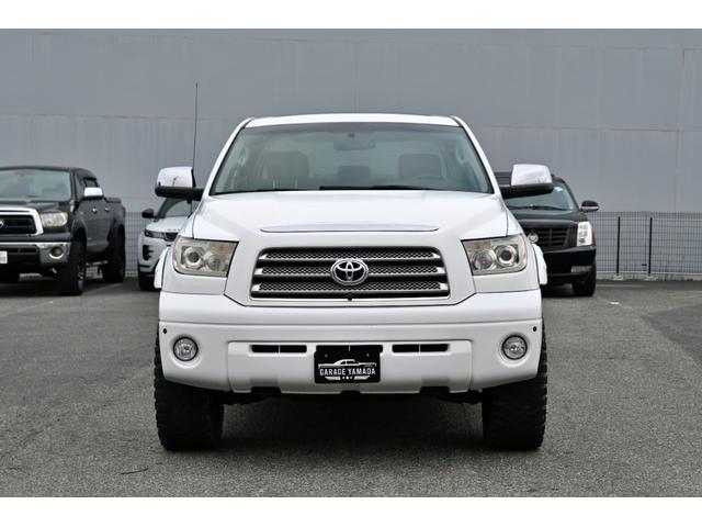 タンドラ クルーマックス リミテッド 4WD サンルーフ グレー本革シート ポケットスタイルオーバーフェンダー リフトアップ STORMクローム20インチホイール ハードトノカバー フローティングナビ フルセグTV バックカメラ ETC(4枚目)