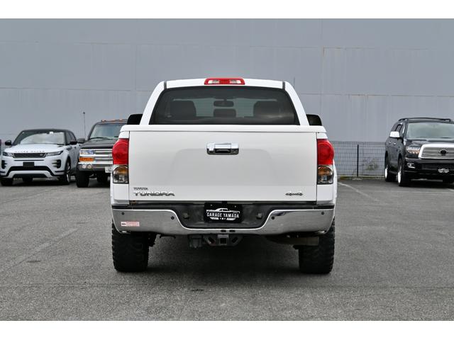 タンドラ クルーマックス リミテッド 4WD サンルーフ グレー本革シート ポケットスタイルオーバーフェンダー リフトアップ STORMクローム20インチホイール ハードトノカバー フローティングナビ フルセグTV バックカメラ ETC(9枚目)