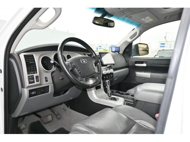 タンドラ クルーマックス リミテッド 4WD サンルーフ グレー本革シート ポケットスタイルオーバーフェンダー リフトアップ STORMクローム20インチホイール ハードトノカバー フローティングナビ フルセグTV バックカメラ ETC(12枚目)