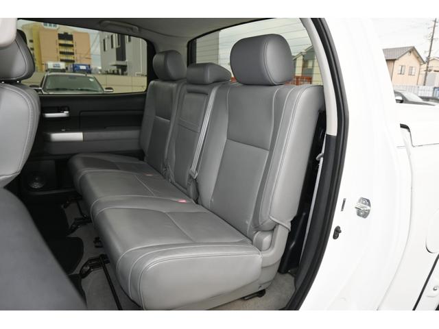 タンドラ クルーマックス リミテッド 4WD サンルーフ グレー本革シート ポケットスタイルオーバーフェンダー リフトアップ STORMクローム20インチホイール ハードトノカバー フローティングナビ フルセグTV バックカメラ ETC(13枚目)