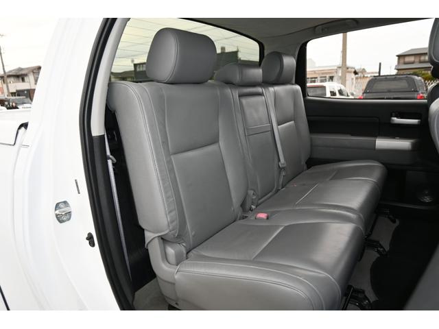 タンドラ クルーマックス リミテッド 4WD サンルーフ グレー本革シート ポケットスタイルオーバーフェンダー リフトアップ STORMクローム20インチホイール ハードトノカバー フローティングナビ フルセグTV バックカメラ ETC(14枚目)