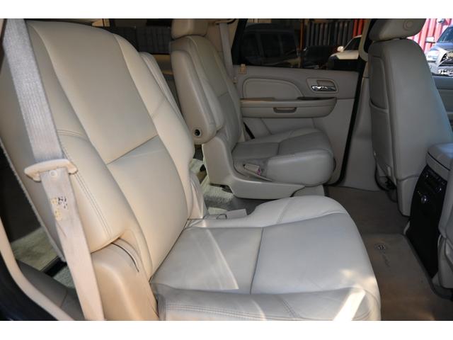 キャデラックエスカレード 　クライメイトパッケージ　４ＷＤ　２００７ｙモデル　ＬＵＸＸＸクローム２６インチホイール　サンルーフ　アイボリー本革シート　エアシート＆シートヒーター　フルセグＴＶナビ　バックカメラ　フリップダウン（17枚目）