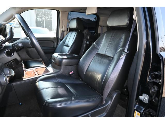 シボレーサバーバン ＬＴ　ＬＴＺ　４ＷＤ　２００７ｙモデル　サンルーフ　黒本革シート　パワーバックドア　ディスプレイオーディオ　フリップダウンモニター　バックカメラ　ＥＴＣ　ＢＯＳＥサウンド　ＳＴＯＲＭ２０インチホイール（12枚目）