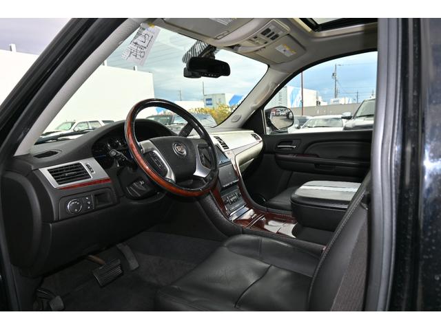 キャデラックエスカレード ＥＳＶ　クライメイトパッケージ　４ＷＤ　ロングボディ　サンルーフ　黒本革シート　純正クローム２２インチホイール　パワーバックドア　エアシート＆シートヒーター＆パワーシート　バックカメラ　ＥＴＣ　キーレス（12枚目）