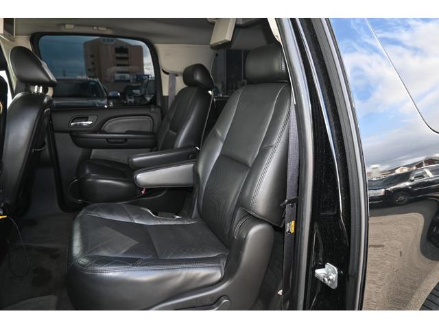 キャデラックエスカレード ＥＳＶ　クライメイトパッケージ　４ＷＤ　ロングボディ　サンルーフ　黒本革シート　純正クローム２２インチホイール　パワーバックドア　エアシート＆シートヒーター＆パワーシート　バックカメラ　ＥＴＣ　キーレス（14枚目）