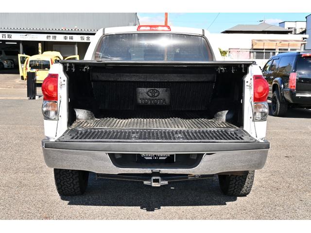 タンドラ クルーマックス　ＳＲ５　４ＷＤ　２００９ｙモデル　カスタムレザーシート　トノカバー＆ベッドライナー　フルセグＴＶナビ　フロンｔ、サイド＆バックカメラ　キーレス　ＥＴＣ　ＸＤ２０インチホイール　サイドステップ（10枚目）