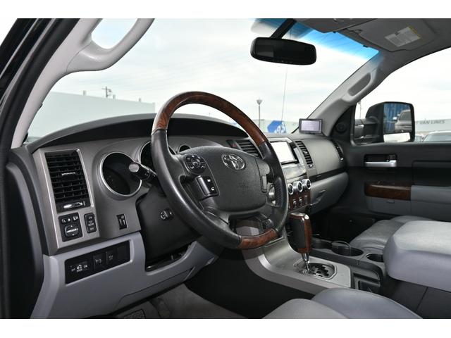 タンドラ クルーマックス　プラチナム　２０１０ｙモデル　サンルーフ　グレー本革シート　エアシート＆シートヒーター　キャンパーシェル　ポケットスタイルオバーフェンダー　　ＭＥＴＨＯＤ１８インチホイール　ＪＢＬサウンド　フルセグＴＶナビ（12枚目）