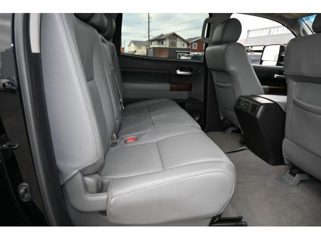 タンドラ クルーマックス　プラチナム　２０１０ｙモデル　サンルーフ　グレー本革シート　エアシート＆シートヒーター　キャンパーシェル　ポケットスタイルオバーフェンダー　　ＭＥＴＨＯＤ１８インチホイール　ＪＢＬサウンド　フルセグＴＶナビ（17枚目）