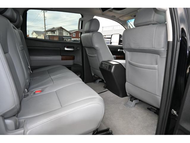 タンドラ クルーマックス　プラチナム　２０１０ｙモデル　サンルーフ　グレー本革シート　エアシート＆シートヒーター　キャンパーシェル　ポケットスタイルオバーフェンダー　　ＭＥＴＨＯＤ１８インチホイール　ＪＢＬサウンド　フルセグＴＶナビ（18枚目）