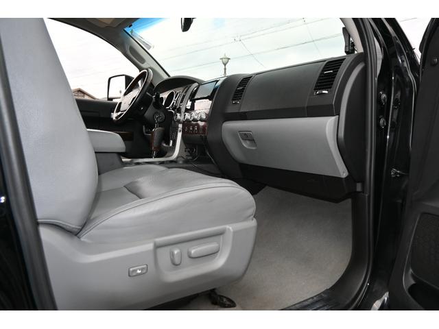 タンドラ クルーマックス　プラチナム　２０１０ｙモデル　サンルーフ　グレー本革シート　エアシート＆シートヒーター　キャンパーシェル　ポケットスタイルオバーフェンダー　　ＭＥＴＨＯＤ１８インチホイール　ＪＢＬサウンド　フルセグＴＶナビ（20枚目）