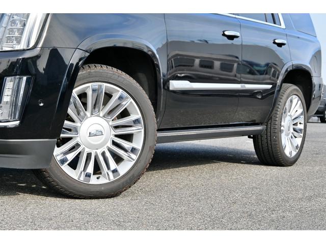 キャデラックエスカレード プラチナム　２０１８年モデル　正規ディーラー車　サンルーフ　ブラウン本革シート　純正２２インチホイール　純正ナビフルセグＴＶ　バックカメラ　３６０°カメラ　ＡＣＣ　ＨＵＤ　フリップダウン＆ヘッドレストモニター（3枚目）