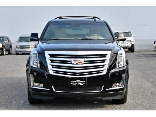 キャデラックエスカレード プラチナム　２０１８年モデル　正規ディーラー車　サンルーフ　ブラウン本革シート　純正２２インチホイール　純正ナビフルセグＴＶ　バックカメラ　３６０°カメラ　ＡＣＣ　ＨＵＤ　フリップダウン＆ヘッドレストモニター（4枚目）