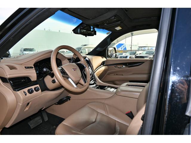 キャデラックエスカレード プラチナム　２０１８年モデル　正規ディーラー車　サンルーフ　ブラウン本革シート　純正２２インチホイール　純正ナビフルセグＴＶ　バックカメラ　３６０°カメラ　ＡＣＣ　ＨＵＤ　フリップダウン＆ヘッドレストモニター（12枚目）