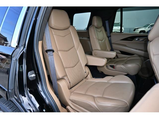 キャデラックエスカレード プラチナム　２０１８年モデル　正規ディーラー車　サンルーフ　ブラウン本革シート　純正２２インチホイール　純正ナビフルセグＴＶ　バックカメラ　３６０°カメラ　ＡＣＣ　ＨＵＤ　フリップダウン＆ヘッドレストモニター（23枚目）