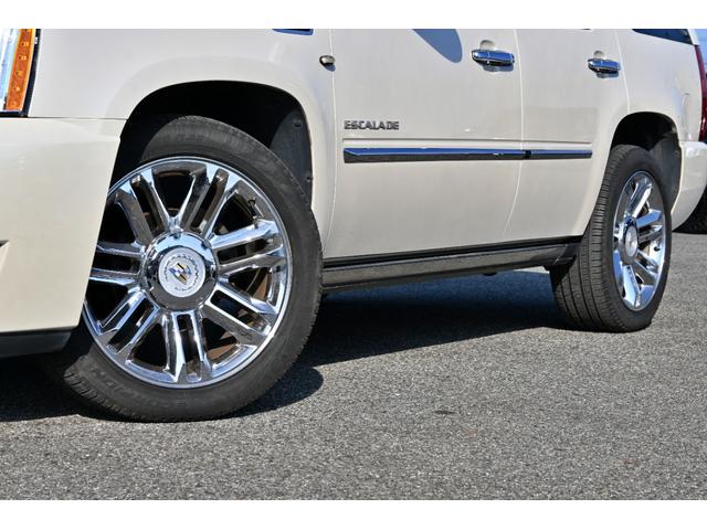 キャデラックエスカレード 　プラチナム　２０１１ｙモデル　新車並行　実走行証明書　専用ＬＥＤヘッドライト＆バンパーグリル＆２２インチホイール　サンルーフ　ブラウンココア本革シート　電動ステップ　フルセグＴＶナビ　バックカメラ（3枚目）