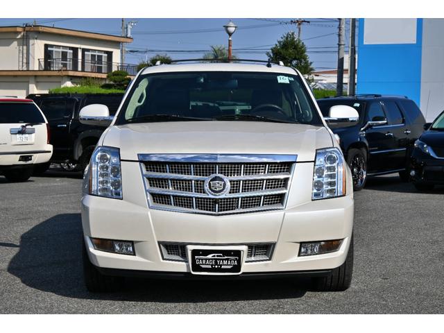 キャデラックエスカレード 　プラチナム　２０１１ｙモデル　新車並行　実走行証明書　専用ＬＥＤヘッドライト＆バンパーグリル＆２２インチホイール　サンルーフ　ブラウンココア本革シート　電動ステップ　フルセグＴＶナビ　バックカメラ（4枚目）