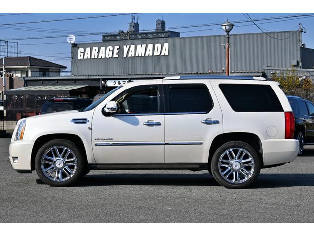 キャデラックエスカレード 　プラチナム　２０１１ｙモデル　新車並行　実走行証明書　専用ＬＥＤヘッドライト＆バンパーグリル＆２２インチホイール　サンルーフ　ブラウンココア本革シート　電動ステップ　フルセグＴＶナビ　バックカメラ（5枚目）