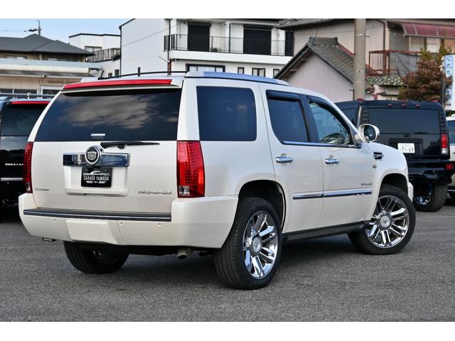 キャデラックエスカレード 　プラチナム　２０１１ｙモデル　新車並行　実走行証明書　専用ＬＥＤヘッドライト＆バンパーグリル＆２２インチホイール　サンルーフ　ブラウンココア本革シート　電動ステップ　フルセグＴＶナビ　バックカメラ（6枚目）