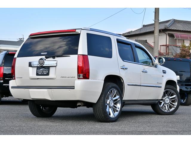 キャデラックエスカレード 　プラチナム　２０１１ｙモデル　新車並行　実走行証明書　専用ＬＥＤヘッドライト＆バンパーグリル＆２２インチホイール　サンルーフ　ブラウンココア本革シート　電動ステップ　フルセグＴＶナビ　バックカメラ（7枚目）