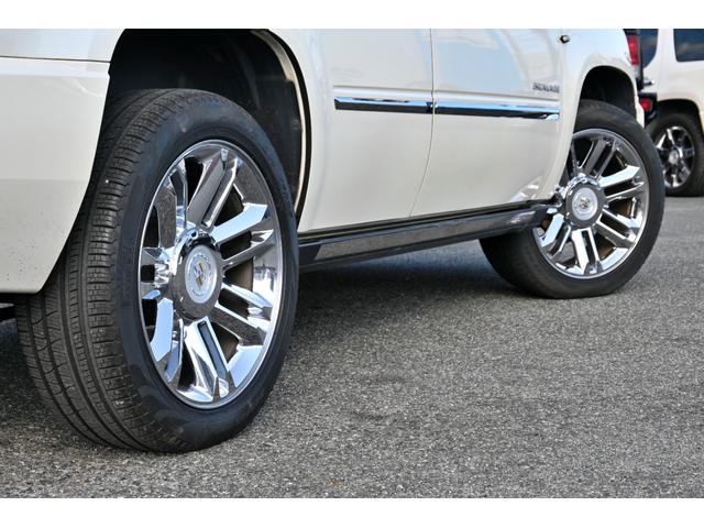 キャデラックエスカレード 　プラチナム　２０１１ｙモデル　新車並行　実走行証明書　専用ＬＥＤヘッドライト＆バンパーグリル＆２２インチホイール　サンルーフ　ブラウンココア本革シート　電動ステップ　フルセグＴＶナビ　バックカメラ（8枚目）