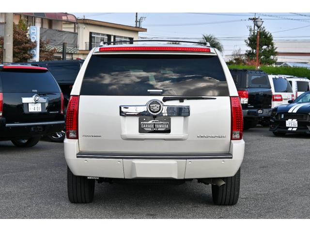 キャデラックエスカレード 　プラチナム　２０１１ｙモデル　新車並行　実走行証明書　専用ＬＥＤヘッドライト＆バンパーグリル＆２２インチホイール　サンルーフ　ブラウンココア本革シート　電動ステップ　フルセグＴＶナビ　バックカメラ（9枚目）