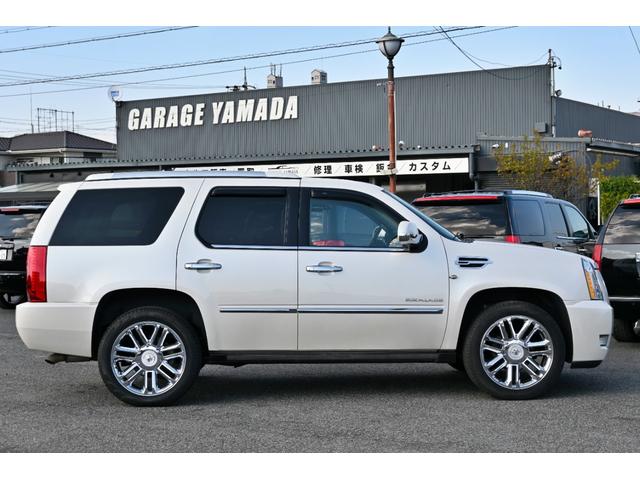 キャデラックエスカレード 　プラチナム　２０１１ｙモデル　新車並行　実走行証明書　専用ＬＥＤヘッドライト＆バンパーグリル＆２２インチホイール　サンルーフ　ブラウンココア本革シート　電動ステップ　フルセグＴＶナビ　バックカメラ（10枚目）