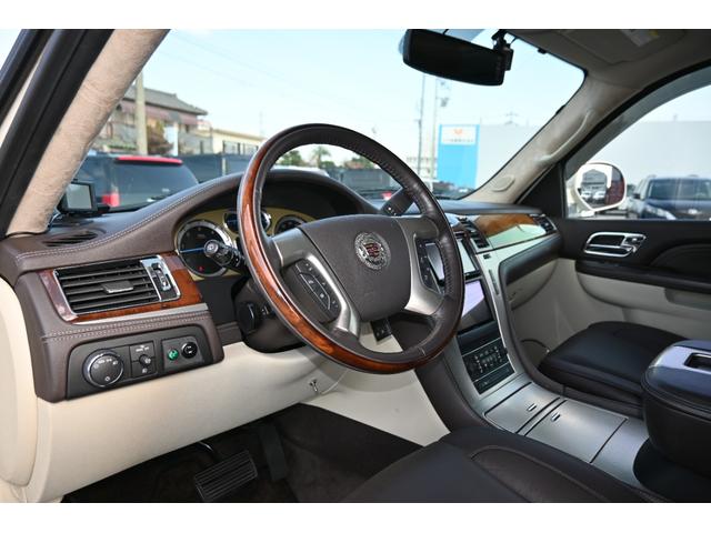 キャデラックエスカレード 　プラチナム　２０１１ｙモデル　新車並行　実走行証明書　専用ＬＥＤヘッドライト＆バンパーグリル＆２２インチホイール　サンルーフ　ブラウンココア本革シート　電動ステップ　フルセグＴＶナビ　バックカメラ（13枚目）