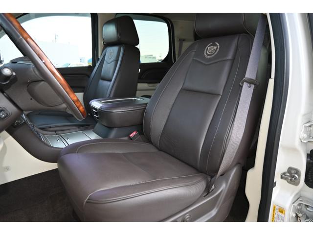 キャデラックエスカレード 　プラチナム　２０１１ｙモデル　新車並行　実走行証明書　専用ＬＥＤヘッドライト＆バンパーグリル＆２２インチホイール　サンルーフ　ブラウンココア本革シート　電動ステップ　フルセグＴＶナビ　バックカメラ（14枚目）