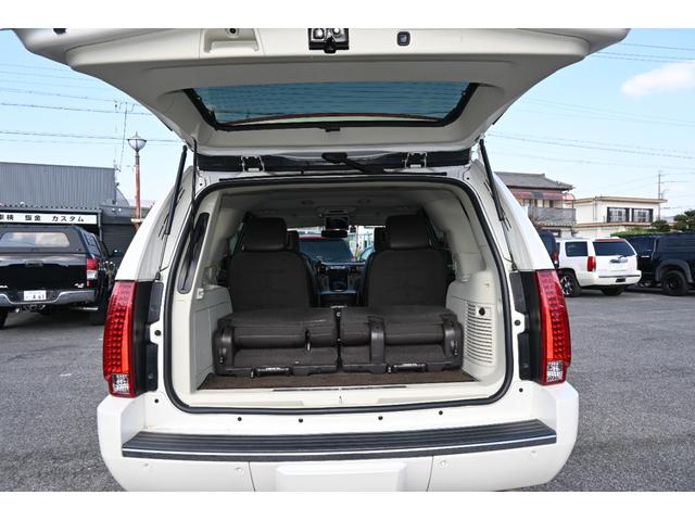キャデラックエスカレード 　プラチナム　２０１１ｙモデル　新車並行　実走行証明書　専用ＬＥＤヘッドライト＆バンパーグリル＆２２インチホイール　サンルーフ　ブラウンココア本革シート　電動ステップ　フルセグＴＶナビ　バックカメラ（16枚目）
