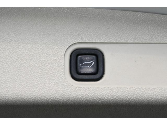 キャデラックエスカレード 　プラチナム　２０１１ｙモデル　新車並行　実走行証明書　専用ＬＥＤヘッドライト＆バンパーグリル＆２２インチホイール　サンルーフ　ブラウンココア本革シート　電動ステップ　フルセグＴＶナビ　バックカメラ（18枚目）