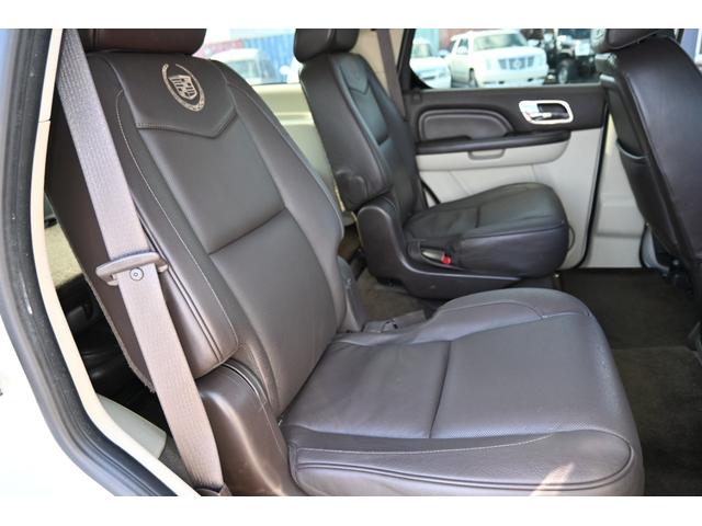 キャデラックエスカレード 　プラチナム　２０１１ｙモデル　新車並行　実走行証明書　専用ＬＥＤヘッドライト＆バンパーグリル＆２２インチホイール　サンルーフ　ブラウンココア本革シート　電動ステップ　フルセグＴＶナビ　バックカメラ（19枚目）