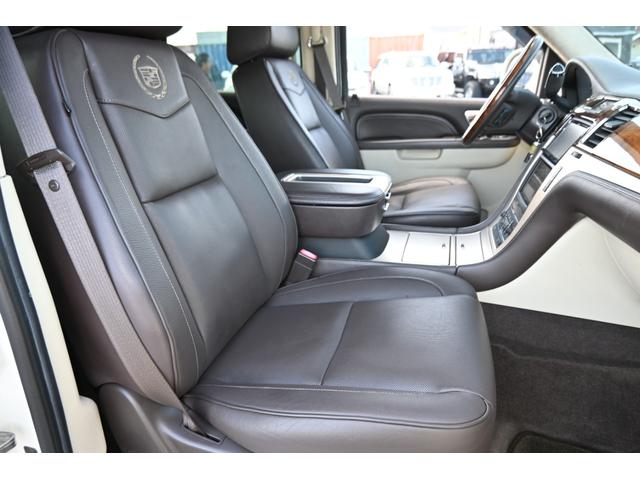 キャデラックエスカレード 　プラチナム　２０１１ｙモデル　新車並行　実走行証明書　専用ＬＥＤヘッドライト＆バンパーグリル＆２２インチホイール　サンルーフ　ブラウンココア本革シート　電動ステップ　フルセグＴＶナビ　バックカメラ（20枚目）