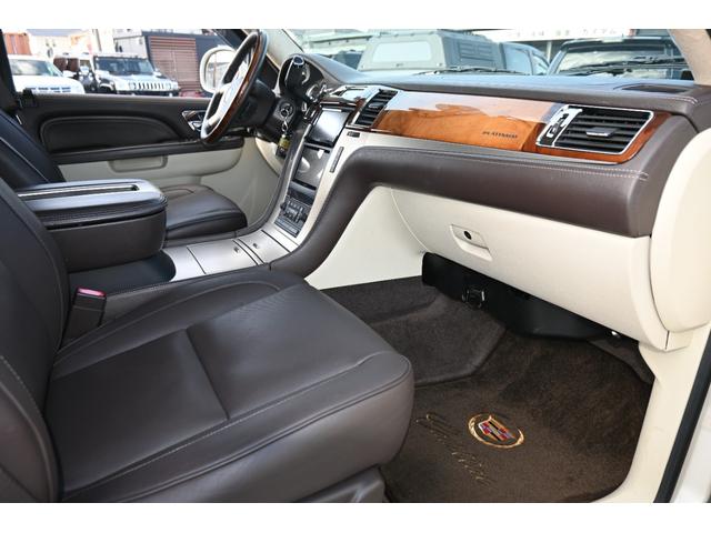 キャデラックエスカレード 　プラチナム　２０１１ｙモデル　新車並行　実走行証明書　専用ＬＥＤヘッドライト＆バンパーグリル＆２２インチホイール　サンルーフ　ブラウンココア本革シート　電動ステップ　フルセグＴＶナビ　バックカメラ（21枚目）