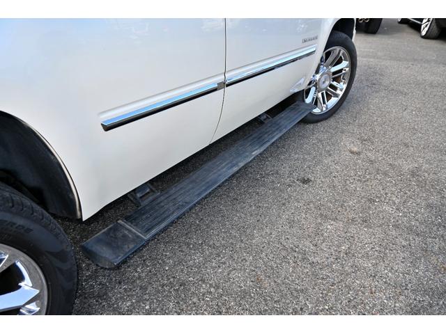 キャデラックエスカレード 　プラチナム　２０１１ｙモデル　新車並行　実走行証明書　専用ＬＥＤヘッドライト＆バンパーグリル＆２２インチホイール　サンルーフ　ブラウンココア本革シート　電動ステップ　フルセグＴＶナビ　バックカメラ（22枚目）